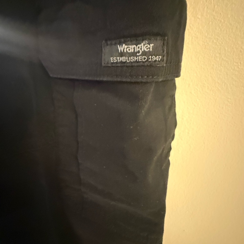 Men's Wrangler Relaxed Black Cargo Pants (36x30) - Picture 3 of 9